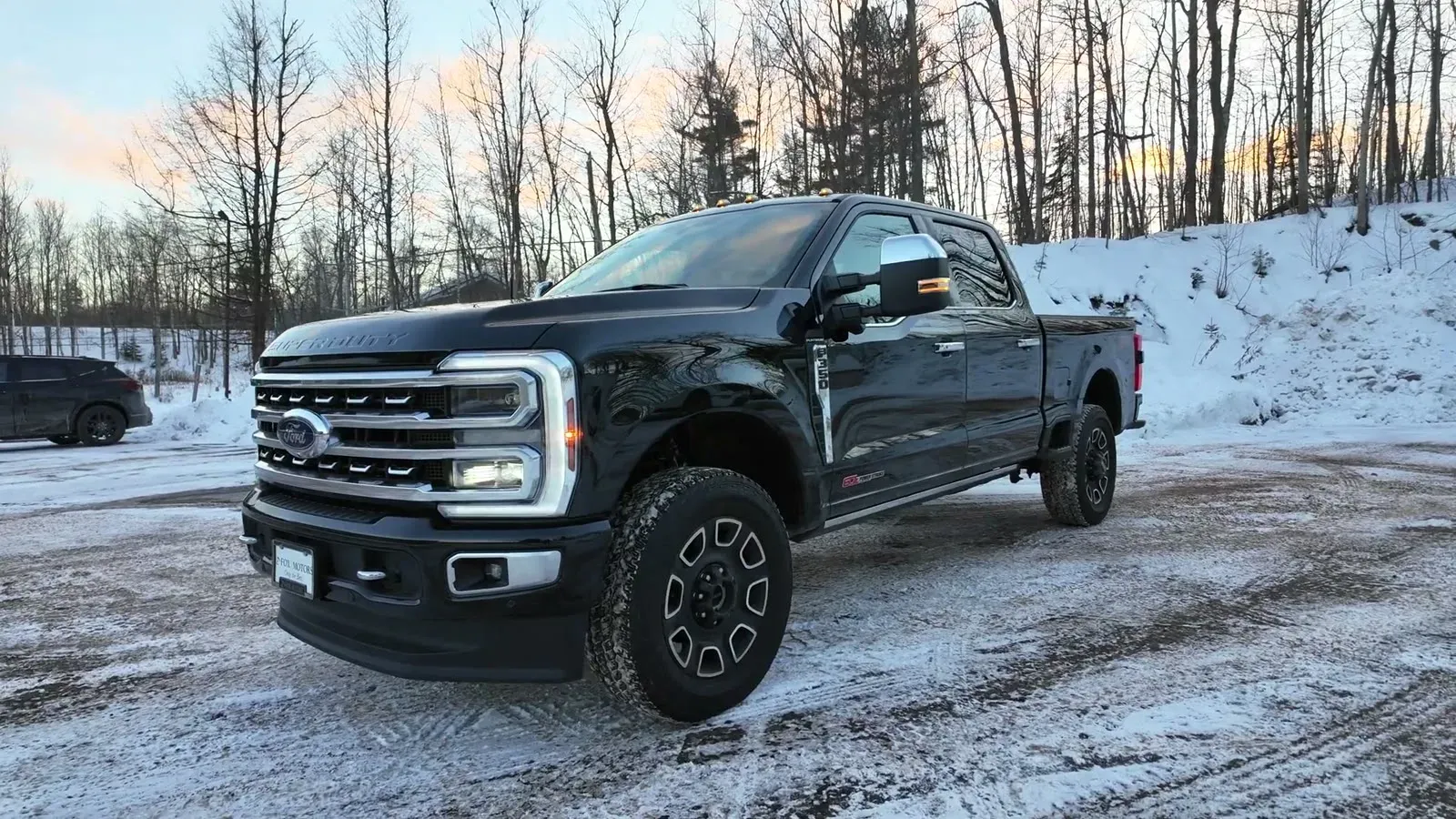 Nossa Ford F-350 Platinum estacionada na neve, vista de três quartos da frente.