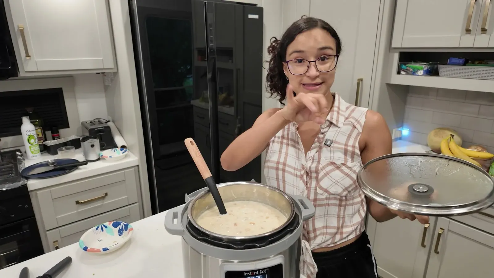 Fabiola servindo a canjica pronta da Instant Pot numa tigela