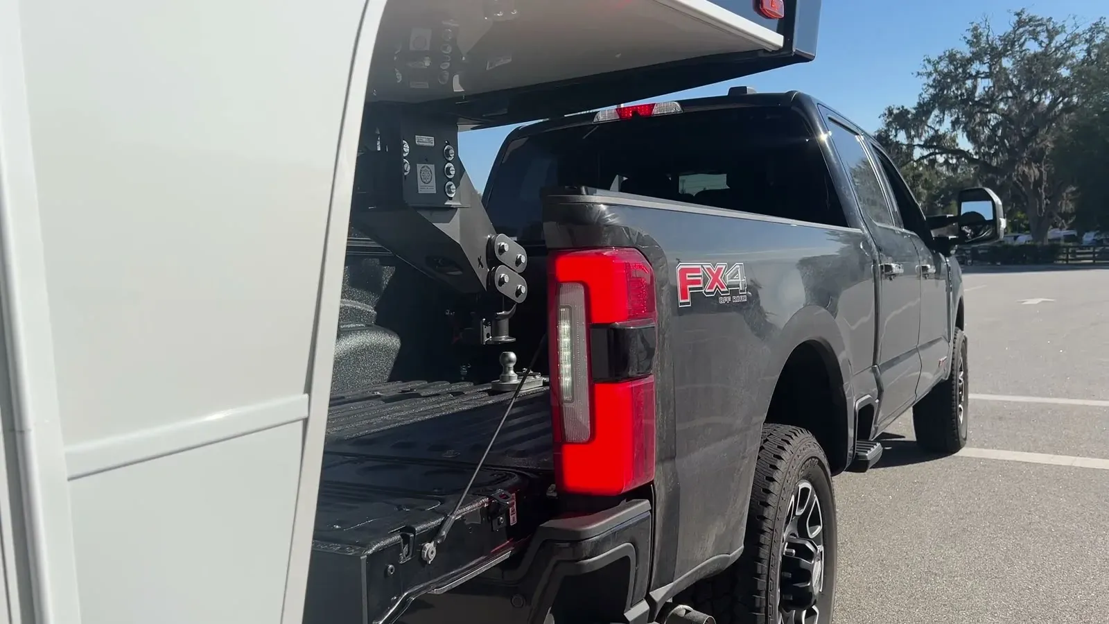 Nosso engate gooseneck GEN-Y na caçamba da caminhonete